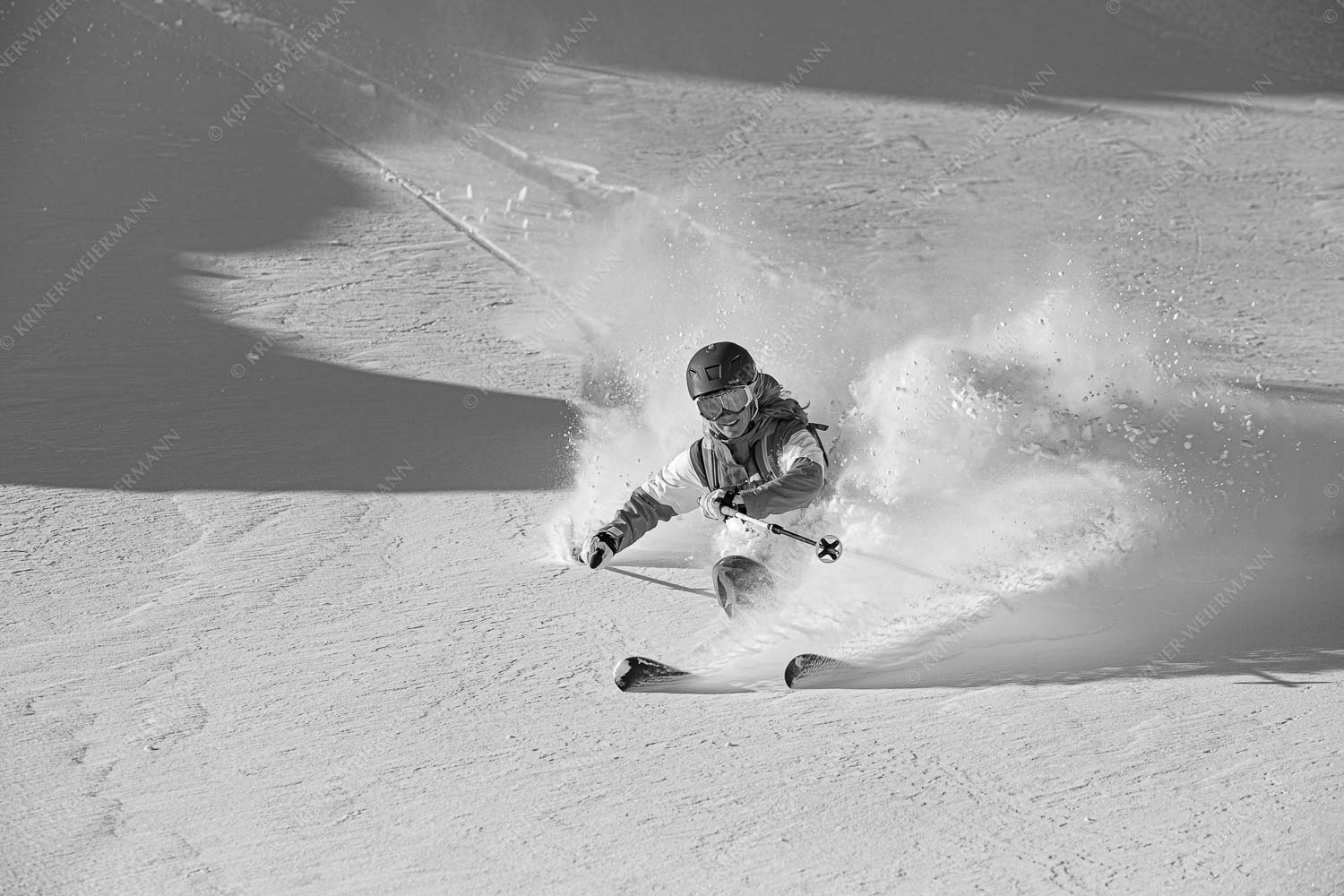Frischer Pulverschnee auf der Zugspitze verlockt zum Freeriden - Dynamisch 3:2 sw -- Skifahren auf der Zugspitze - mehr Infos bei www.Kriner-Weiermann.de