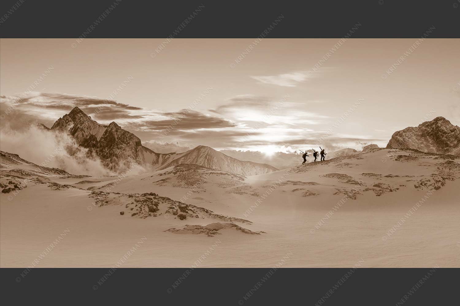 Am frühen Morgen unterwegs auf dem Zugspitzplatt - Early bird 2:1 sepia -- Sonnenaufgang im Zugspitzgebiet - mehr Infos bei www.Kriner-Weiermann.de