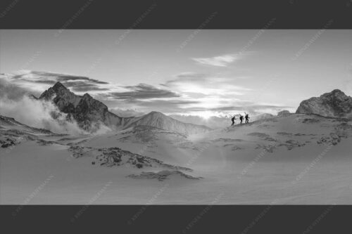 Am frühen Morgen unterwegs auf dem Zugspitzplatt - Early bird 2:1 sw -- Sonnenaufgang im Zugspitzgebiet - mehr Infos bei www.Kriner-Weiermann.de