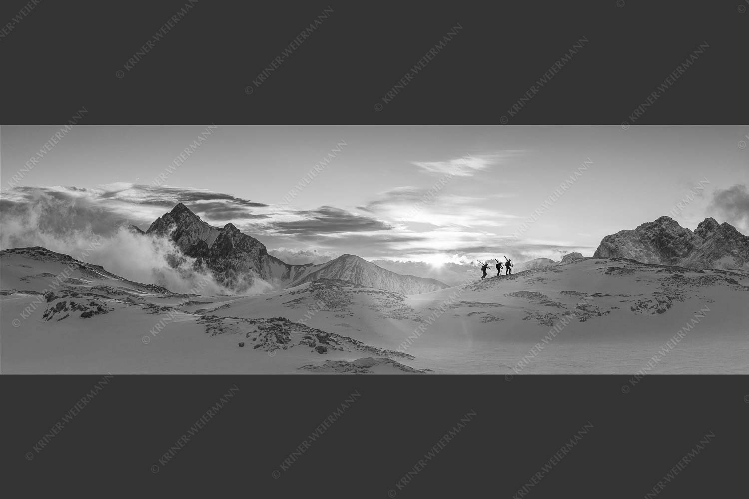 Am frühen Morgen unterwegs auf dem Zugspitzplatt - Early bird 3:1 sw -- Sonnenaufgang im Zugspitzgebiet - mehr Infos bei www.Kriner-Weiermann.de