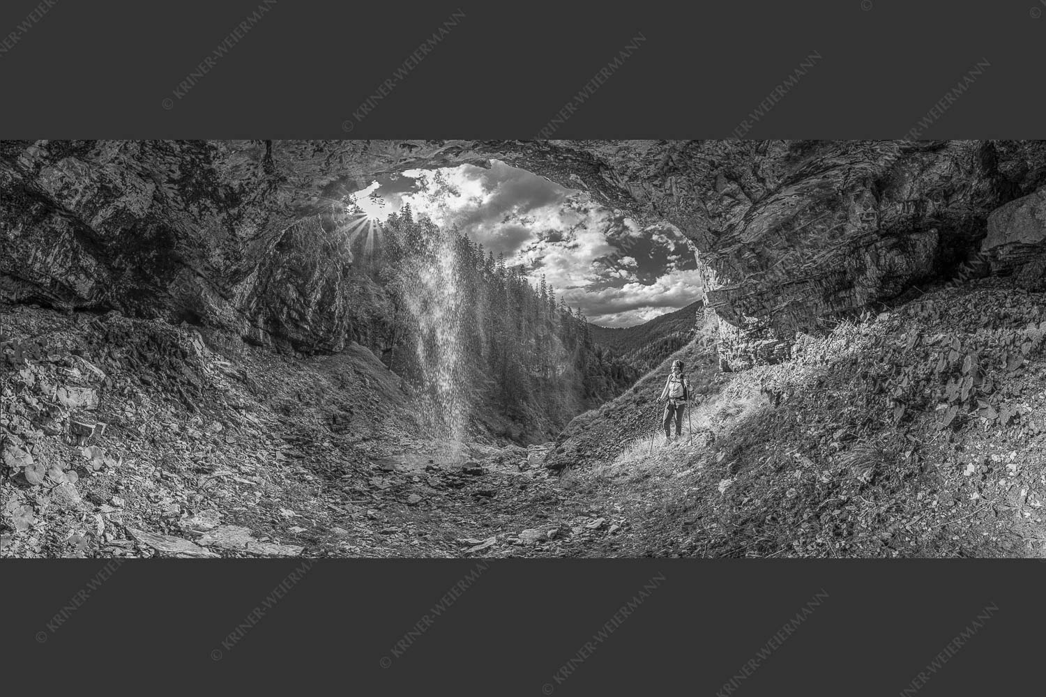 Sehr versteckt liegt dieser paradiesische Wasserfall im Karwendelgebirge - Eden 2,5:1 sw -- Wasserfall im Karwendel - mehr Infos bei www.Kriner-Weiermann.de
