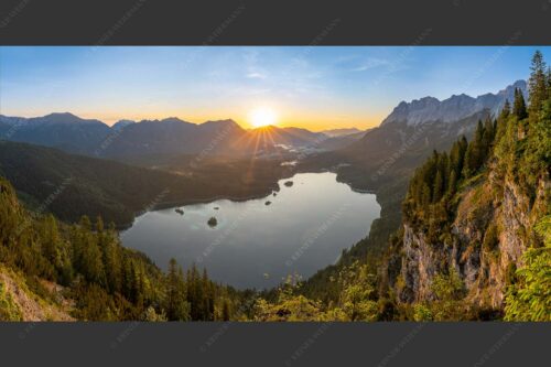 Blick über Eibsee in den Sonnenaufgang - Eibseeblick 2:1  -- Loisachtal mit Waxenstein und Kramer - mehr Infos bei www.Kriner-Weiermann.de