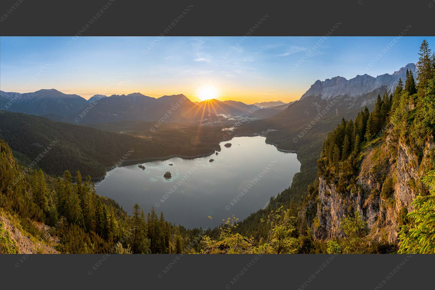 Blick über Eibsee in den Sonnenaufgang - Eibseeblick 2:1 -- Loisachtal mit Waxenstein und Kramer - mehr Infos bei www.Kriner-Weiermann.de
