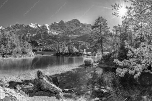 Blick über Eibsee zur Zugspitze im Wettersteingebirge - Eibseeklassiker 3:2 sw -- Eibsee mit Zugspitze - mehr Infos bei www.Kriner-Weiermann.de