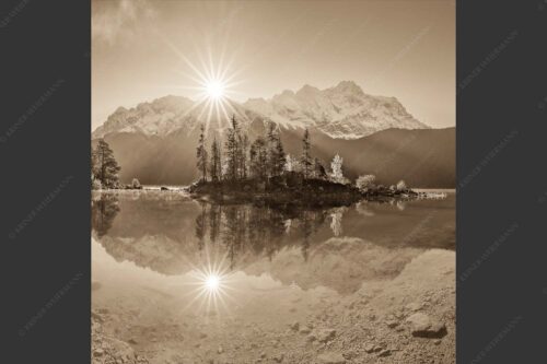 Blick über Eibsee zur Zugspitze im Wettersteingebirge - Eibseesterne 1:1 sepia -- Sonnenaufgang am Eibsee - mehr Infos bei www.Kriner-Weiermann.de