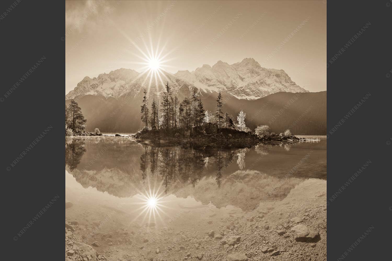 Blick über Eibsee zur Zugspitze im Wettersteingebirge - Eibseesterne 1:1 sepia -- Sonnenaufgang am Eibsee - mehr Infos bei www.Kriner-Weiermann.de