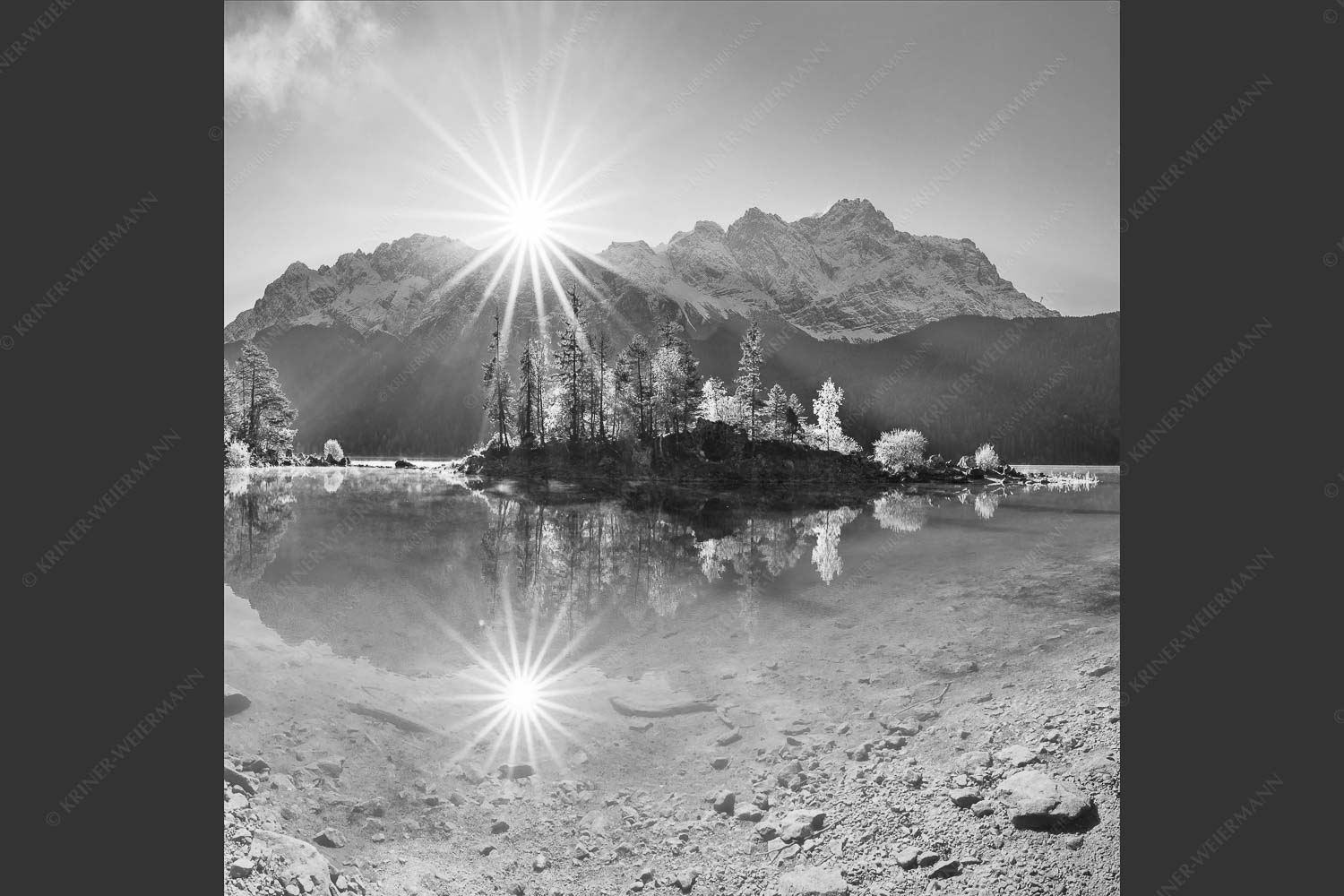 Blick über Eibsee zur Zugspitze im Wettersteingebirge - Eibseesterne 1:1 sw -- Sonnenaufgang am Eibsee - mehr Infos bei www.Kriner-Weiermann.de
