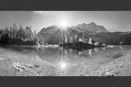 Blick über Eibsee zur Zugspitze im Wettersteingebirge - Eibseesterne 2:1 sw -- Sonnenaufgang am Eibsee - mehr Infos bei www.Kriner-Weiermann.de