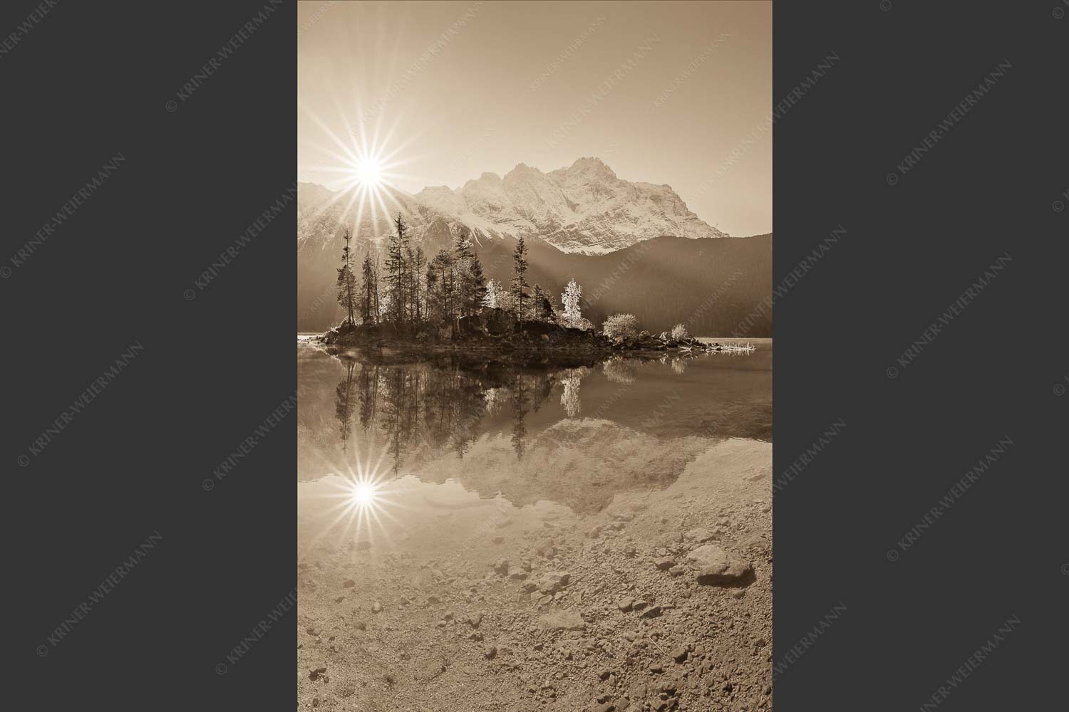 Blick über Eibsee zur Zugspitze im Wettersteingebirge - Eibseesterne 2:3 sepia -- Sonnenaufgang am Eibsee - mehr Infos bei www.Kriner-Weiermann.de