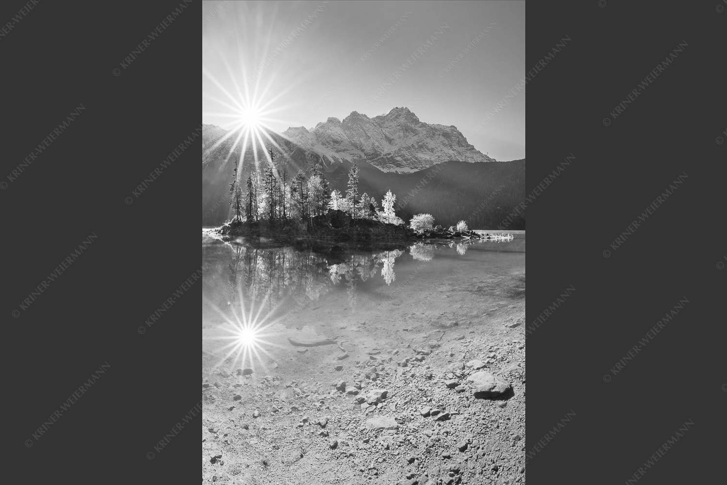 Blick über Eibsee zur Zugspitze im Wettersteingebirge - Eibseesterne 2:3 sw -- Sonnenaufgang am Eibsee - mehr Infos bei www.Kriner-Weiermann.de
