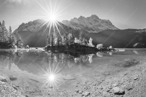 Blick über Eibsee zur Zugspitze im Wettersteingebirge - Eibseesterne 3:2 sw -- Sonnenaufgang am Eibsee - mehr Infos bei www.Kriner-Weiermann.de