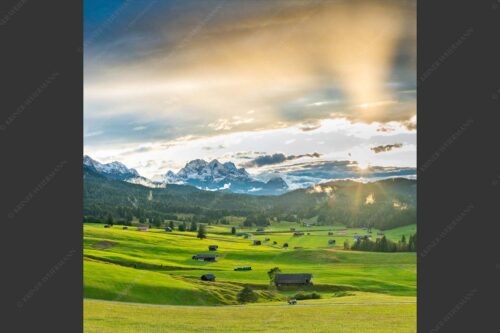 Blick in den Sonnenuntergang zwischen Wetterstein und Estergebirge - Ein kurzer Schauer 1:1  -- Wetterstein und Estergebirge - mehr Infos bei www.Kriner-Weiermann.de