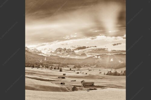 Blick in den Sonnenuntergang zwischen Wetterstein und Estergebirge - Ein kurzer Schauer 1:1 sepia -- Wetterstein und Estergebirge - mehr Infos bei www.Kriner-Weiermann.de
