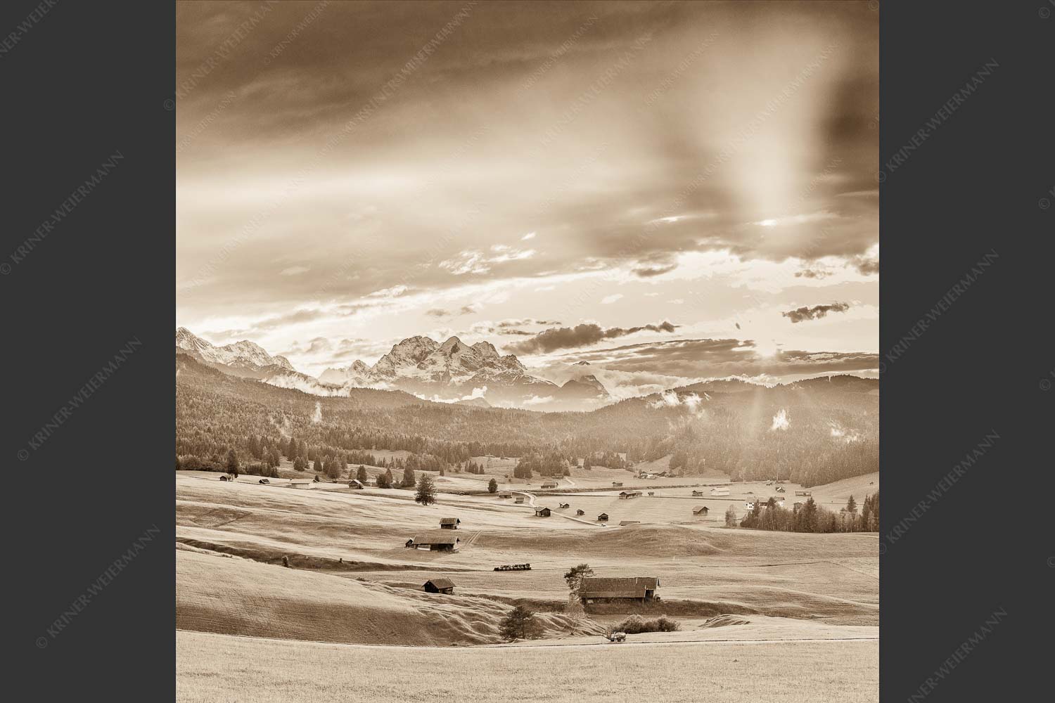 Blick in den Sonnenuntergang zwischen Wetterstein und Estergebirge - Ein kurzer Schauer 1:1 sepia -- Wetterstein und Estergebirge - mehr Infos bei www.Kriner-Weiermann.de