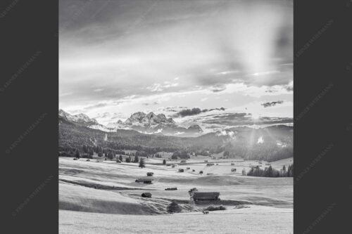 Blick in den Sonnenuntergang zwischen Wetterstein und Estergebirge - Ein kurzer Schauer 1:1 sw -- Wetterstein und Estergebirge - mehr Infos bei www.Kriner-Weiermann.de