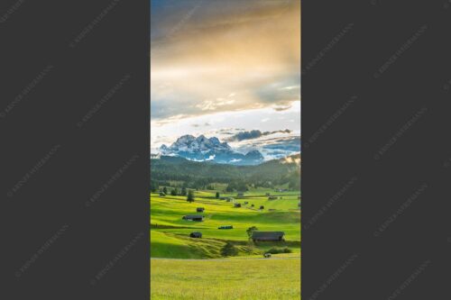 Blick in den Sonnenuntergang zwischen Wetterstein und Estergebirge - Ein kurzer Schauer 1:2  -- Wetterstein und Estergebirge - mehr Infos bei www.Kriner-Weiermann.de