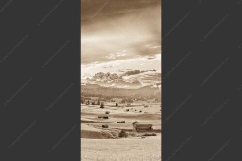 Blick in den Sonnenuntergang zwischen Wetterstein und Estergebirge - Ein kurzer Schauer 1:2 sepia -- Wetterstein und Estergebirge - mehr Infos bei www.Kriner-Weiermann.de