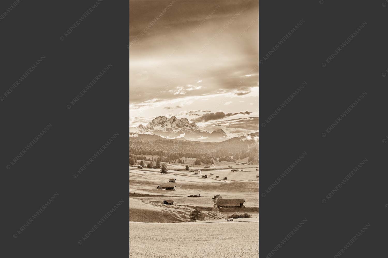 Blick in den Sonnenuntergang zwischen Wetterstein und Estergebirge - Ein kurzer Schauer 1:2 sepia -- Wetterstein und Estergebirge - mehr Infos bei www.Kriner-Weiermann.de