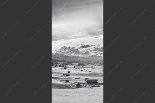 Blick in den Sonnenuntergang zwischen Wetterstein und Estergebirge - Ein kurzer Schauer 1:2 sw -- Wetterstein und Estergebirge - mehr Infos bei www.Kriner-Weiermann.de