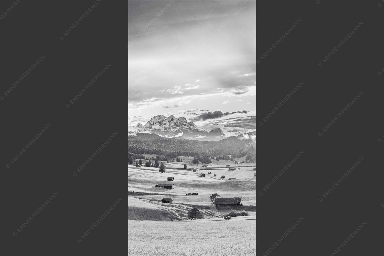 Blick in den Sonnenuntergang zwischen Wetterstein und Estergebirge - Ein kurzer Schauer 1:2 sw -- Wetterstein und Estergebirge - mehr Infos bei www.Kriner-Weiermann.de