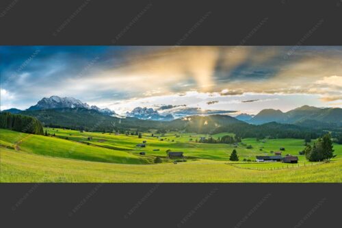 Blick in den Sonnenuntergang zwischen Wetterstein und Estergebirge - Ein kurzer Schauer 2,5:1  -- Wetterstein und Estergebirge - mehr Infos bei www.Kriner-Weiermann.de