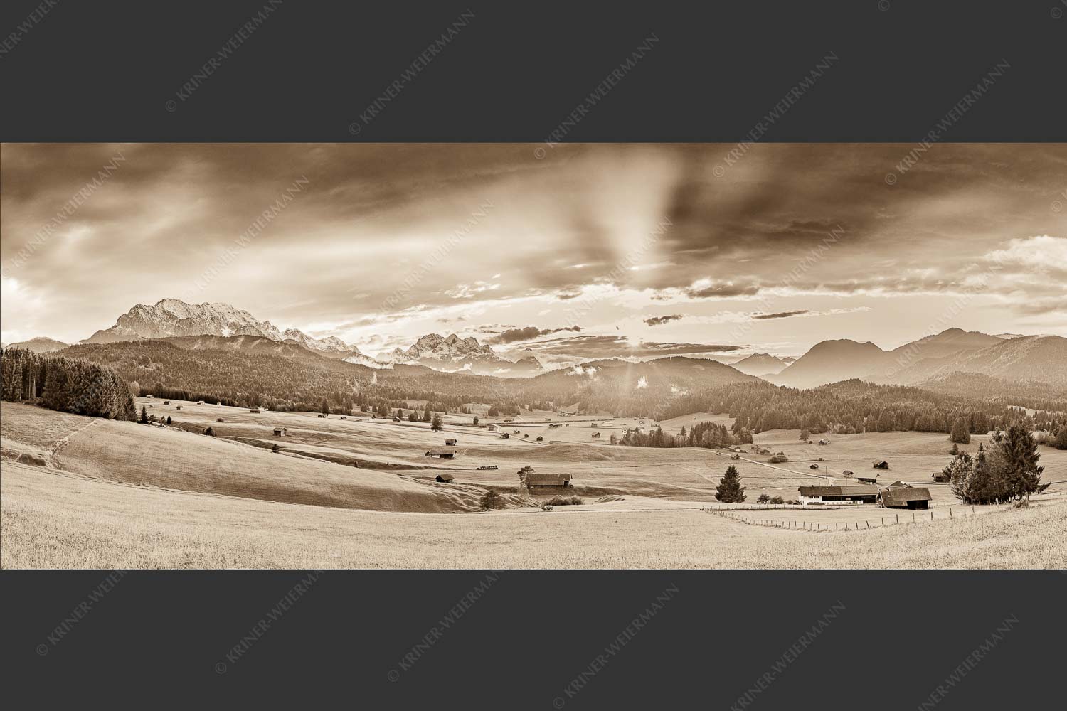 Blick in den Sonnenuntergang zwischen Wetterstein und Estergebirge - Ein kurzer Schauer 2,5:1 sepia -- Wetterstein und Estergebirge - mehr Infos bei www.Kriner-Weiermann.de