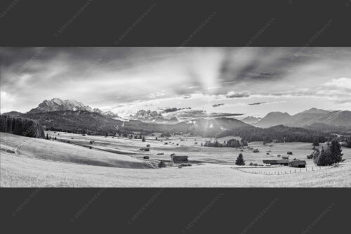 Blick in den Sonnenuntergang zwischen Wetterstein und Estergebirge - Ein kurzer Schauer 2,5:1 sw -- Wetterstein und Estergebirge - mehr Infos bei www.Kriner-Weiermann.de