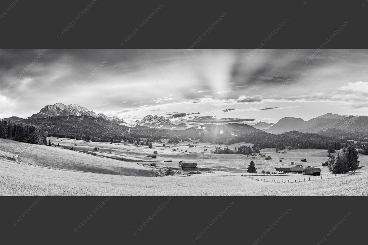Blick in den Sonnenuntergang zwischen Wetterstein und Estergebirge - Ein kurzer Schauer 2,5:1 sw -- Wetterstein und Estergebirge - mehr Infos bei www.Kriner-Weiermann.de