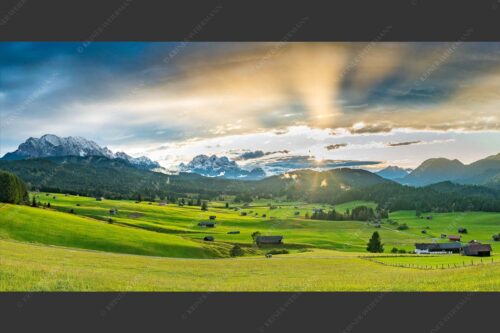 Blick in den Sonnenuntergang zwischen Wetterstein und Estergebirge - Ein kurzer Schauer 2:1  -- Wetterstein und Estergebirge - mehr Infos bei www.Kriner-Weiermann.de