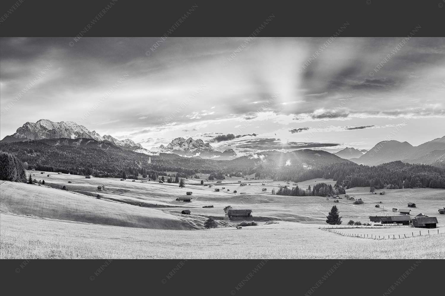 Blick in den Sonnenuntergang zwischen Wetterstein und Estergebirge - Ein kurzer Schauer 2:1 sw -- Wetterstein und Estergebirge - mehr Infos bei www.Kriner-Weiermann.de