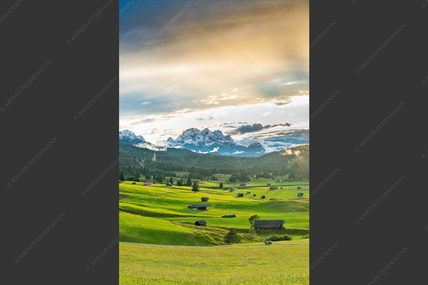 Blick in den Sonnenuntergang zwischen Wetterstein und Estergebirge - Ein kurzer Schauer 2:3  -- Wetterstein und Estergebirge - mehr Infos bei www.Kriner-Weiermann.de