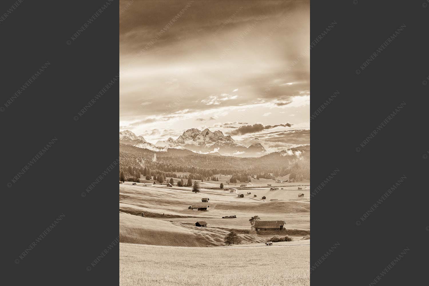 Blick in den Sonnenuntergang zwischen Wetterstein und Estergebirge - Ein kurzer Schauer 2:3 sepia -- Wetterstein und Estergebirge - mehr Infos bei www.Kriner-Weiermann.de