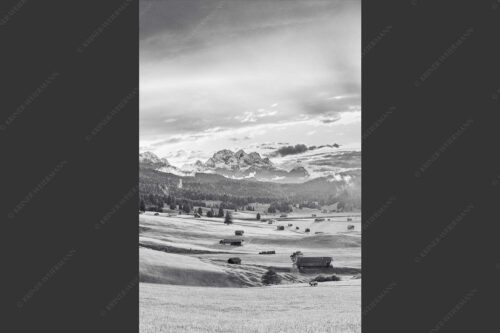 Blick in den Sonnenuntergang zwischen Wetterstein und Estergebirge - Ein kurzer Schauer 2:3 sw -- Wetterstein und Estergebirge - mehr Infos bei www.Kriner-Weiermann.de
