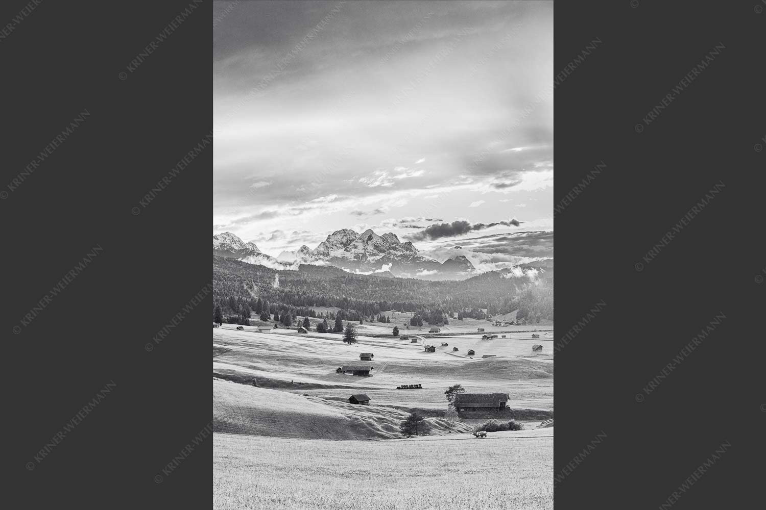 Blick in den Sonnenuntergang zwischen Wetterstein und Estergebirge - Ein kurzer Schauer 2:3 sw -- Wetterstein und Estergebirge - mehr Infos bei www.Kriner-Weiermann.de