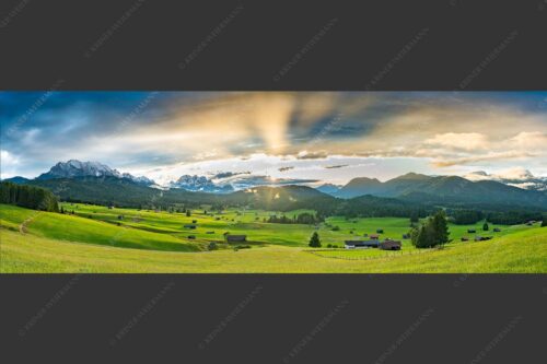 Blick in den Sonnenuntergang zwischen Wetterstein und Estergebirge - Ein kurzer Schauer 3:1  -- Wetterstein und Estergebirge - mehr Infos bei www.Kriner-Weiermann.de