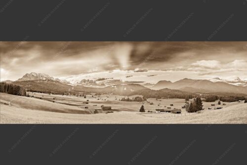 Blick in den Sonnenuntergang zwischen Wetterstein und Estergebirge - Ein kurzer Schauer 3:1 sepia -- Wetterstein und Estergebirge - mehr Infos bei www.Kriner-Weiermann.de