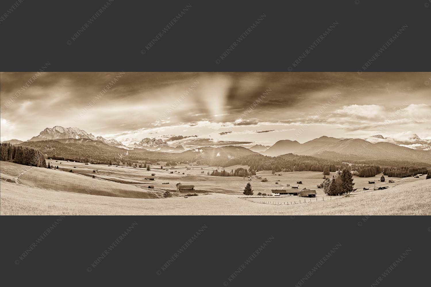 Blick in den Sonnenuntergang zwischen Wetterstein und Estergebirge - Ein kurzer Schauer 3:1 sepia -- Wetterstein und Estergebirge - mehr Infos bei www.Kriner-Weiermann.de