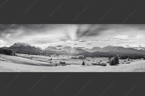 Blick in den Sonnenuntergang zwischen Wetterstein und Estergebirge - Ein kurzer Schauer 3:1 sw -- Wetterstein und Estergebirge - mehr Infos bei www.Kriner-Weiermann.de