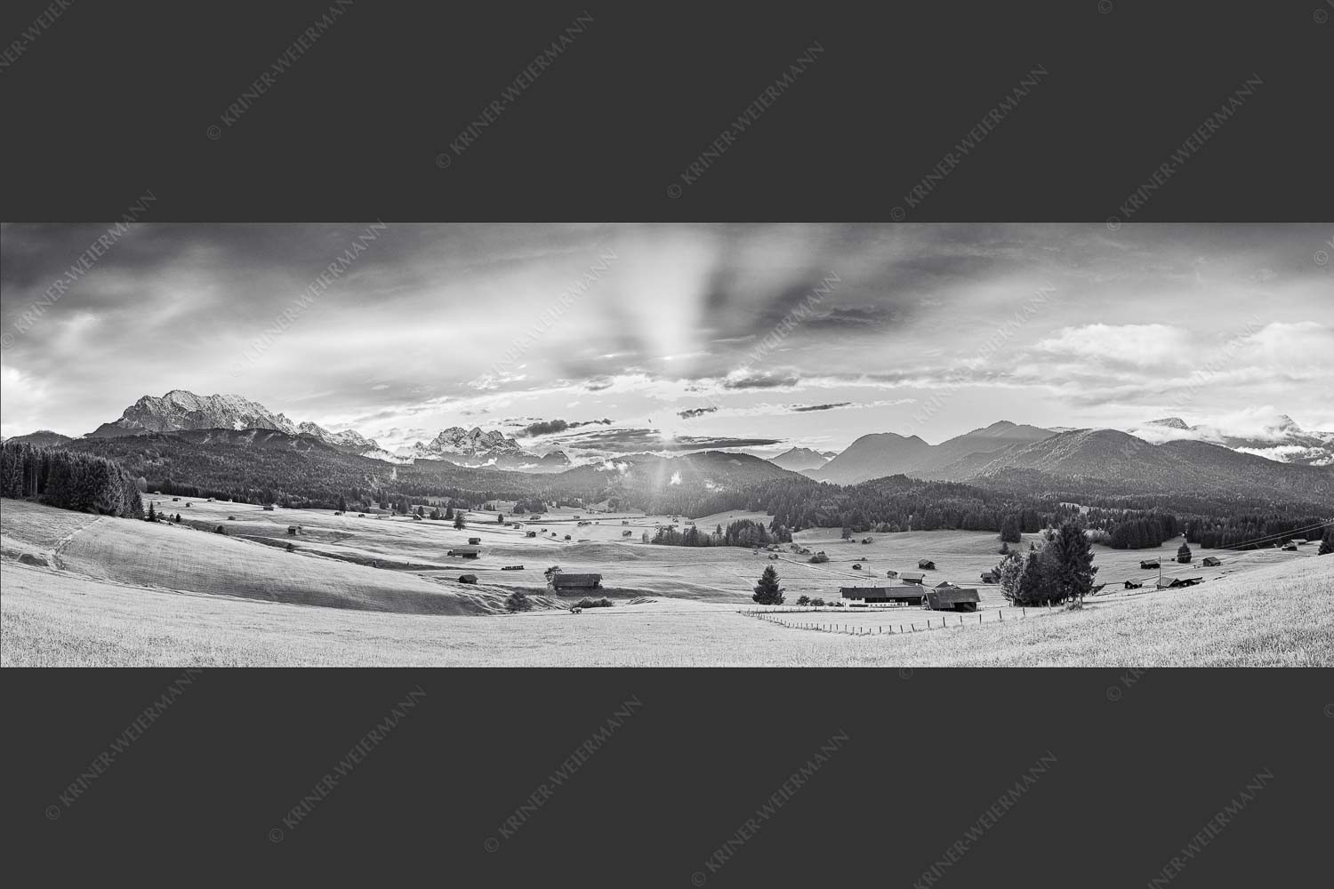 Blick in den Sonnenuntergang zwischen Wetterstein und Estergebirge - Ein kurzer Schauer 3:1 sw -- Wetterstein und Estergebirge - mehr Infos bei www.Kriner-Weiermann.de