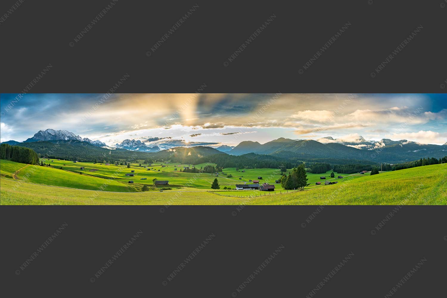 Blick in den Sonnenuntergang zwischen Wetterstein und Estergebirge - Ein kurzer Schauer 4:1  -- Wetterstein und Estergebirge - mehr Infos bei www.Kriner-Weiermann.de