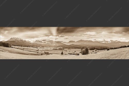 Blick in den Sonnenuntergang zwischen Wetterstein und Estergebirge - Ein kurzer Schauer 4:1 sepia -- Wetterstein und Estergebirge - mehr Infos bei www.Kriner-Weiermann.de