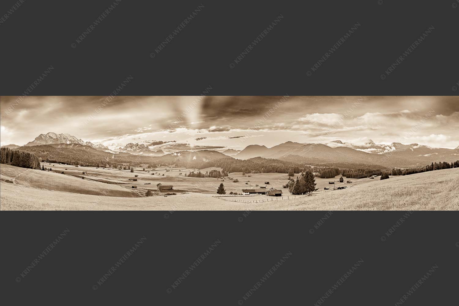 Blick in den Sonnenuntergang zwischen Wetterstein und Estergebirge - Ein kurzer Schauer 4:1 sepia -- Wetterstein und Estergebirge - mehr Infos bei www.Kriner-Weiermann.de