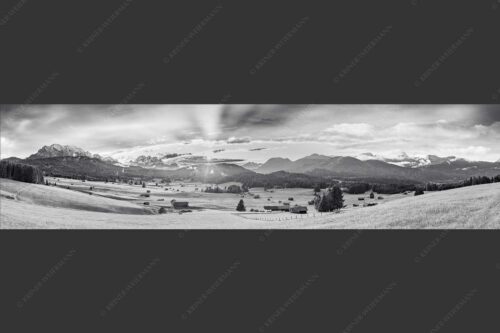 Blick in den Sonnenuntergang zwischen Wetterstein und Estergebirge - Ein kurzer Schauer 4:1 sw -- Wetterstein und Estergebirge - mehr Infos bei www.Kriner-Weiermann.de