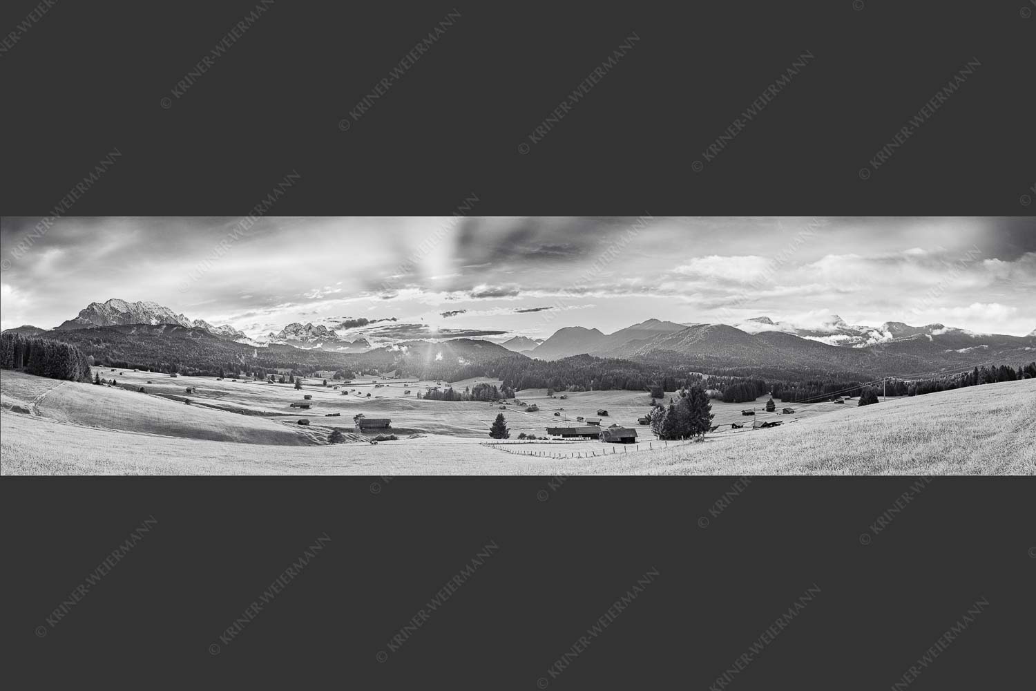 Blick in den Sonnenuntergang zwischen Wetterstein und Estergebirge - Ein kurzer Schauer 4:1 sw -- Wetterstein und Estergebirge - mehr Infos bei www.Kriner-Weiermann.de