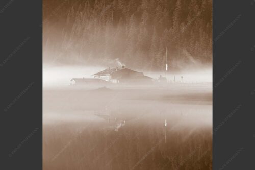 Frühlingsmorgen auf der Esterbergalm - Ein Morgen am Esterberg 1:1 sepia -- See an der Esterbergalm - mehr Infos bei www.Kriner-Weiermann.de