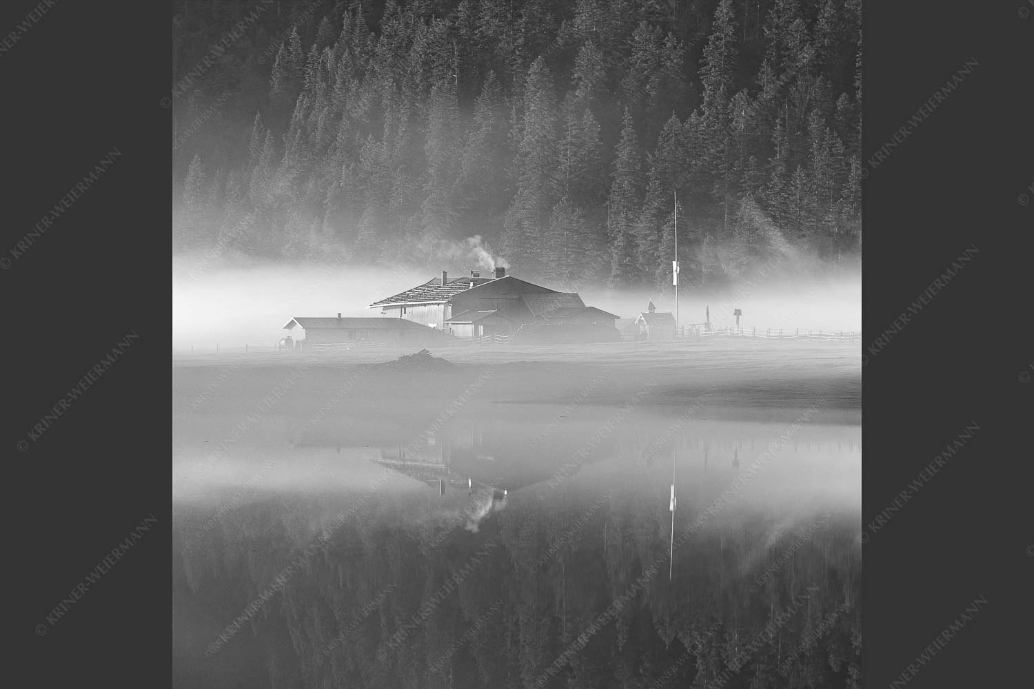 Frühlingsmorgen auf der Esterbergalm - Ein Morgen am Esterberg 1:1 sw -- See an der Esterbergalm - mehr Infos bei www.Kriner-Weiermann.de