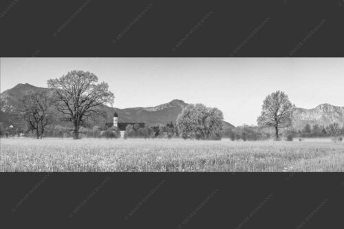 Kloster Benediktbeuern mit Jochberg und Herzogstand - Ein Morgen am Kloster 3:1 sw -- Benediktbeuern - mehr Infos bei www.Kriner-Weiermann.de