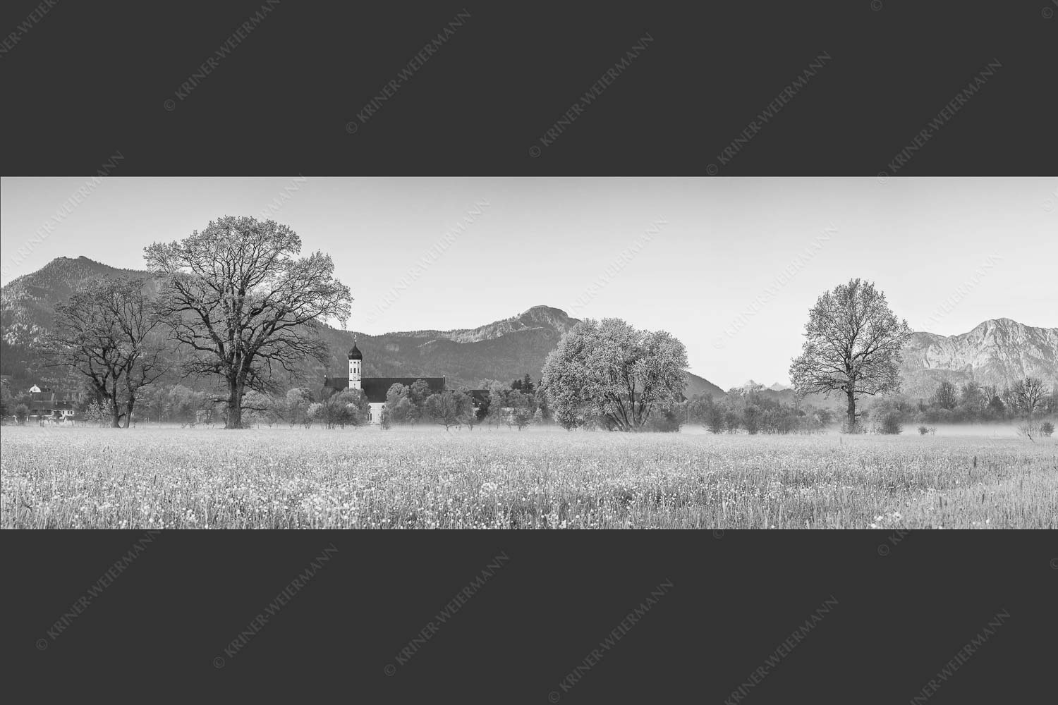 Kloster Benediktbeuern mit Jochberg und Herzogstand - Ein Morgen am Kloster 3:1 sw -- Benediktbeuern - mehr Infos bei www.Kriner-Weiermann.de