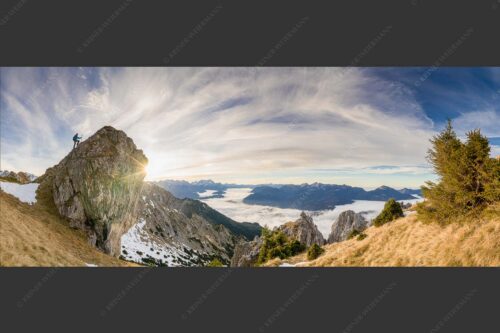 Nur die Gipfel schauen aus dem Nebelmeer heraus. Unterwegs im Soierngebirge. - Einer der Wenigen 2,5:1  -- Nebelmeer im Werdenfelser Land - mehr Infos bei www.Kriner-Weiermann.de