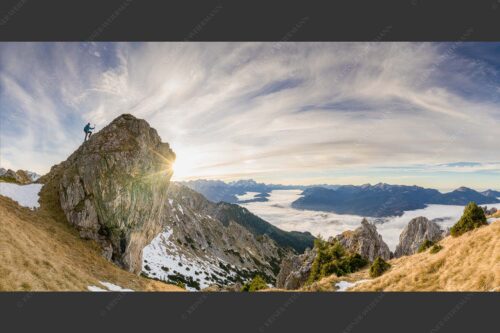 Nur die Gipfel schauen aus dem Nebelmeer heraus. Unterwegs im Soierngebirge. - Einer der Wenigen 2:1  -- Nebelmeer im Werdenfelser Land - mehr Infos bei www.Kriner-Weiermann.de